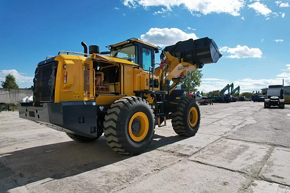 Фронтальный погрузчик Beezone 956GT0